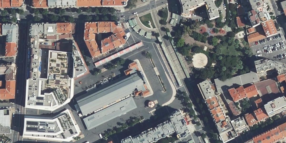Vue aérienne du quartier Libération à Nice avec la Gare du Sud, le marché et le cinéma Pathé
